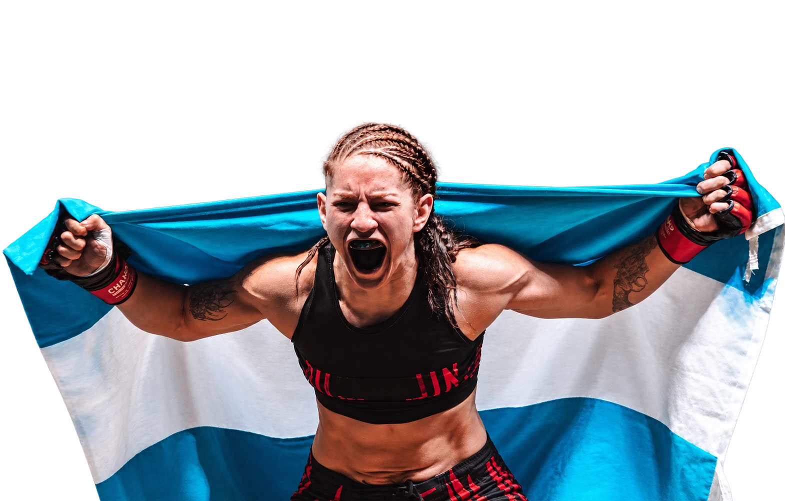 Sofía Landi sosteniendo la bandera argentina detrás de sus hombros