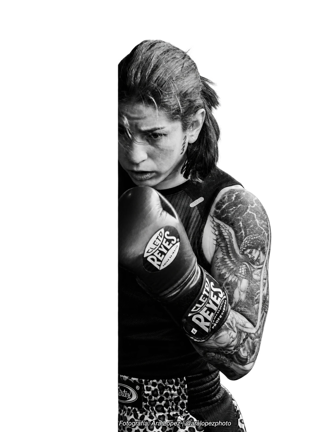 Sofía Landi entrenando con guantes de boxeo, fotografía en blanco y negro