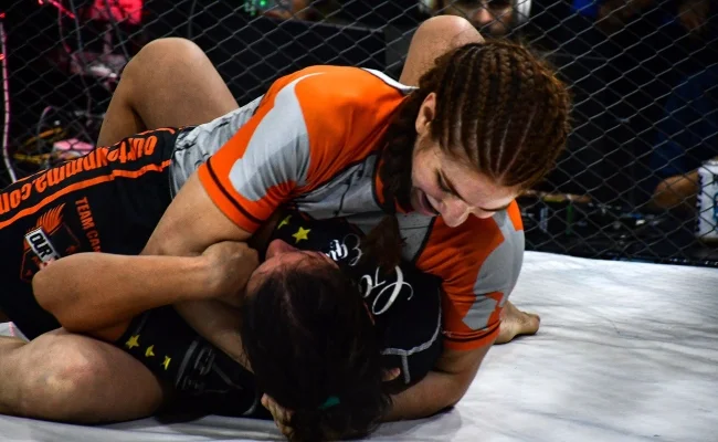 Sofía Landi durante una secuencia de lucha en el suelo